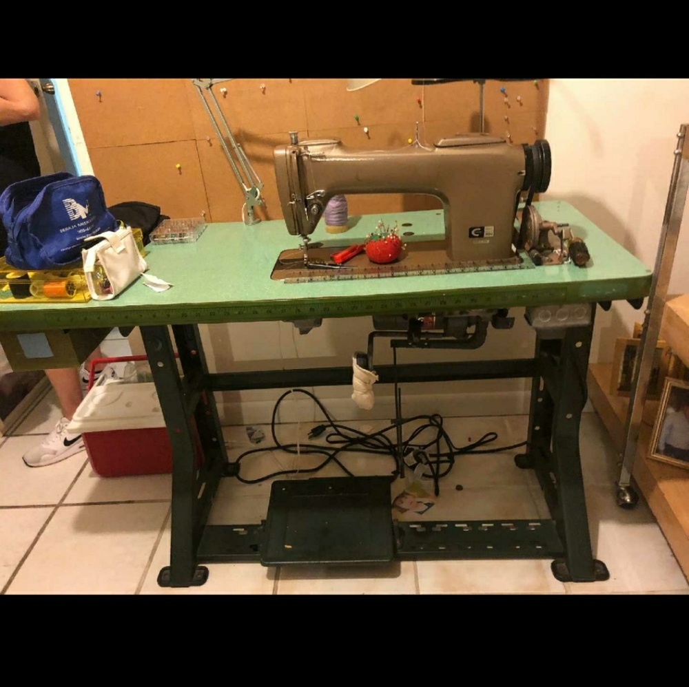 Excellent professional sewing machine by Singer!